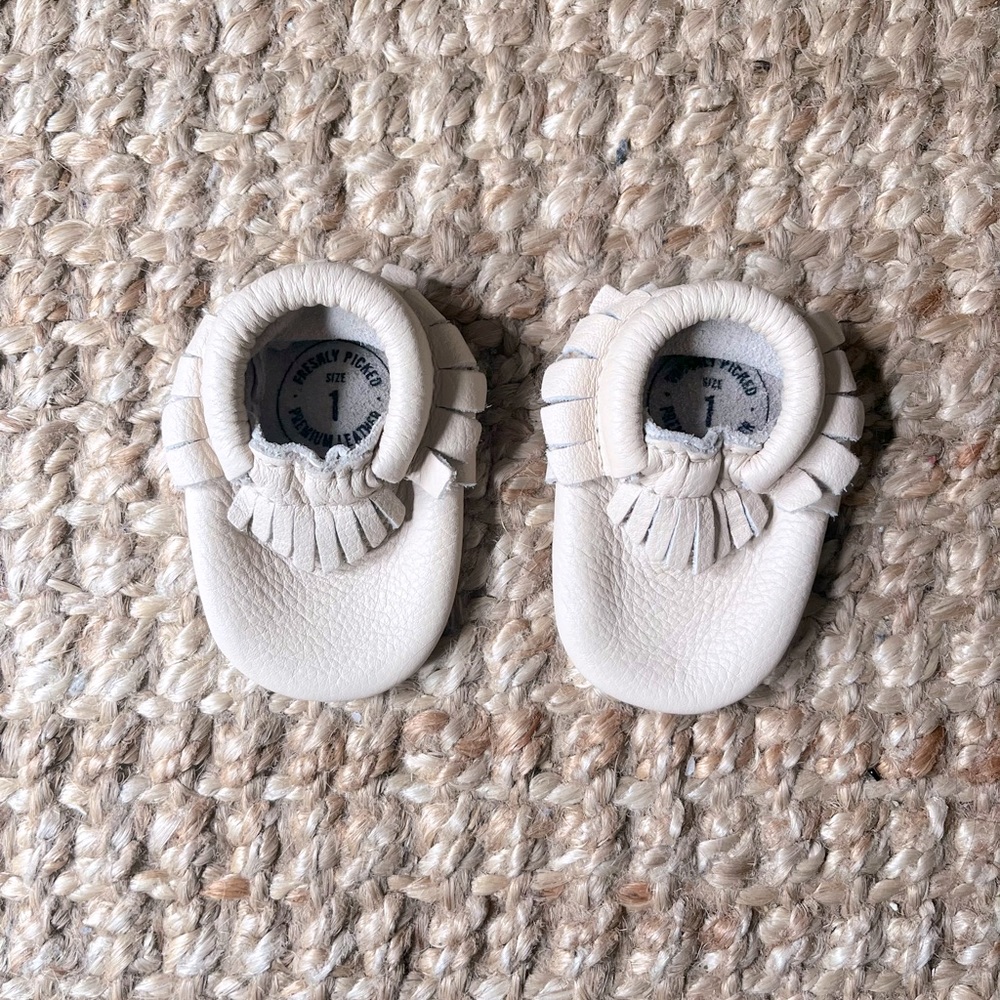 🤍 baby leather moccasins by Freshly Picked